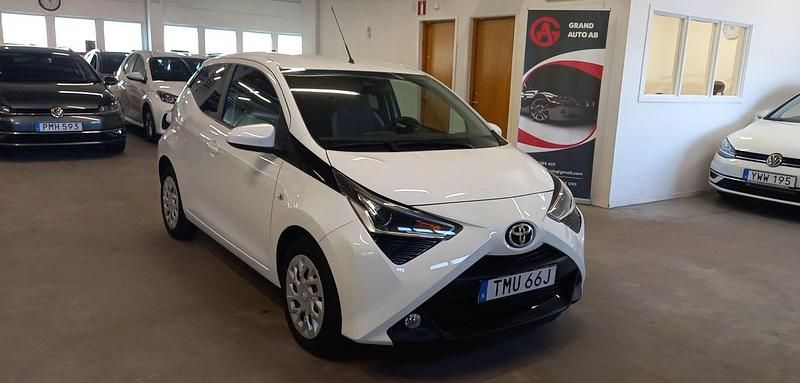Vit Begagnad 2021 Toyota Aygo X-play Halvkombi | 139 999 kr (Marknadspris) - Bild 1/4