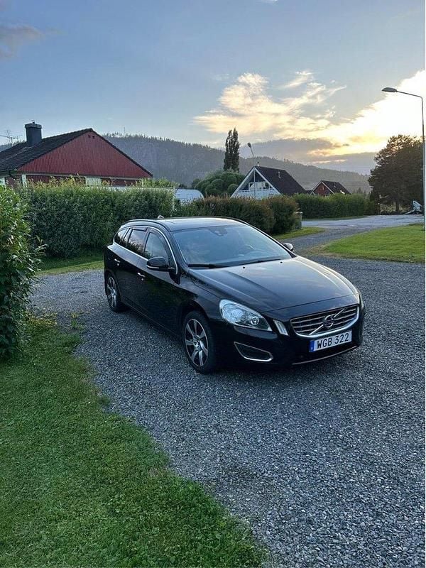 Svart Begagnad 2012 Volvo V60 Kombi | 105 000 kr (Marknadspris) - Bild 1/4