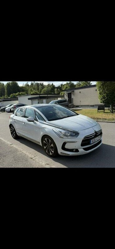 Vit Begagnad 2014 Citroën DS5 Halvkombi | 110 000 kr (Marknadspris) - Bild 1/4
