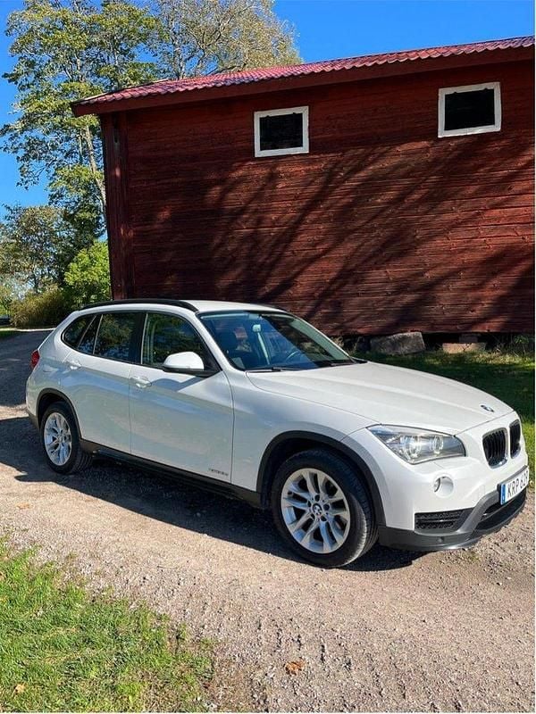 Vit Begagnad 2015 BMW X1 Sport Line SUV | 129 999 kr (Superpris) - Bild 1/3