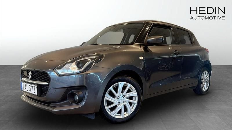 Grå (grey) Begagnad 2023 Suzuki Swift Halvkombi | 148 700 kr (Marknadspris) - Bild 1/4