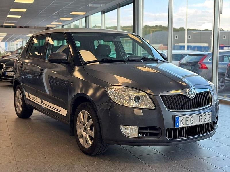 Mörkgrå (grå) Begagnad 2010 Skoda Fabia Halvkombi | 19 900 kr (Superpris) - Bild 1/4