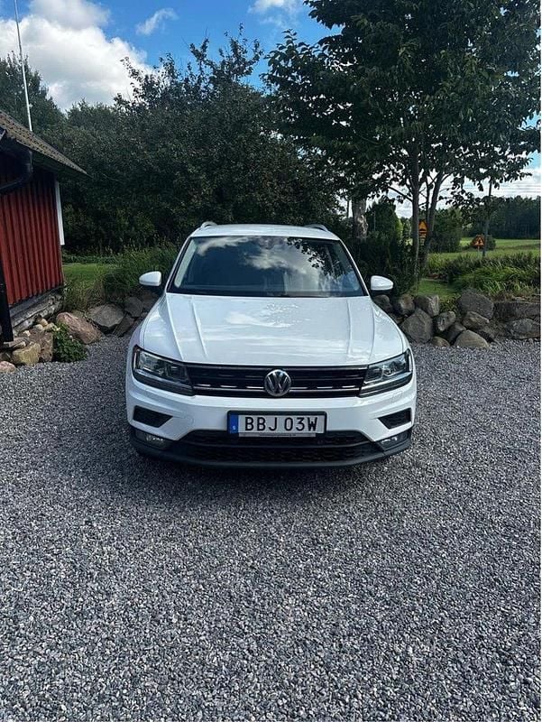 Vit Begagnad 2020 VW Tiguan SUV | 229 000 kr (Superpris) - Bild 1/3