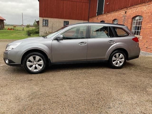 Silver Begagnad 2010 Subaru Outback SUV | 29 000 kr (Lite dyr) - Bild 1/4