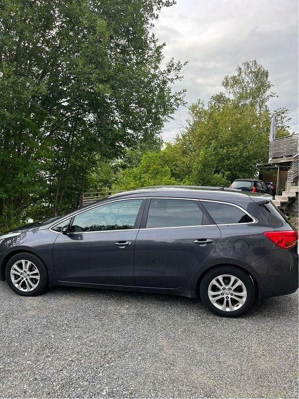 Grå Begagnad 2015 Kia Ceed Sportswagon Comfort Kombi | 95 000 kr (Bra pris) - Bild 1/4