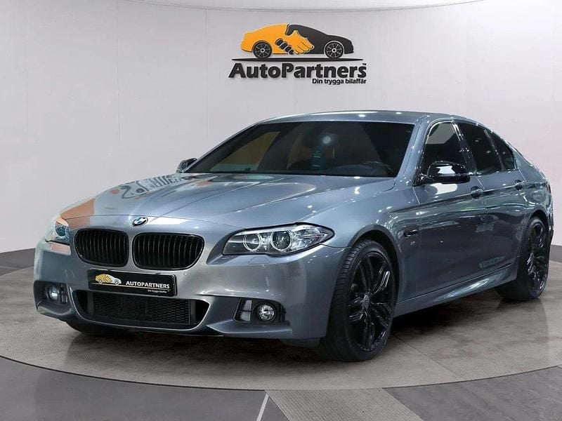 Grå Begagnad 2016 BMW 520 M Sport Sedan | 238 900 kr (Dyr) - Bild 1/4