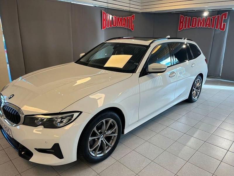 Vit Begagnad 2020 BMW 320 Sport Line Kombi | 315 000 kr (Marknadspris) - Bild 1/4
