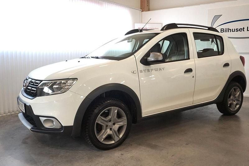 Vit Begagnad 2017 Dacia Sandero Stepway Halvkombi | 99 000 kr (Marknadspris) - Bild 1/4
