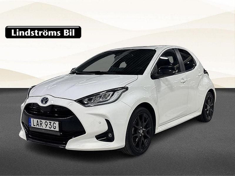 Vit Begagnad 2022 Toyota Yaris Hybrid Style Halvkombi | 254 900 kr (Lite dyr) - Bild 1/3