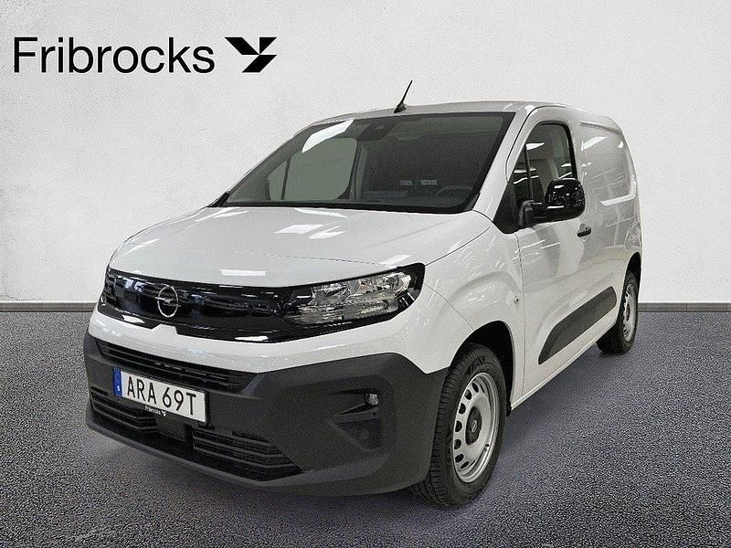 Vit (vit kaolin) Begagnad 2024 Opel Combo Minibuss | 324 875 kr (Marknadspris) - Bild 1/4