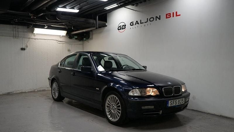 Blå Begagnad 2001 BMW 330 Sedan | 48 000 kr (Marknadspris) - Bild 1/4