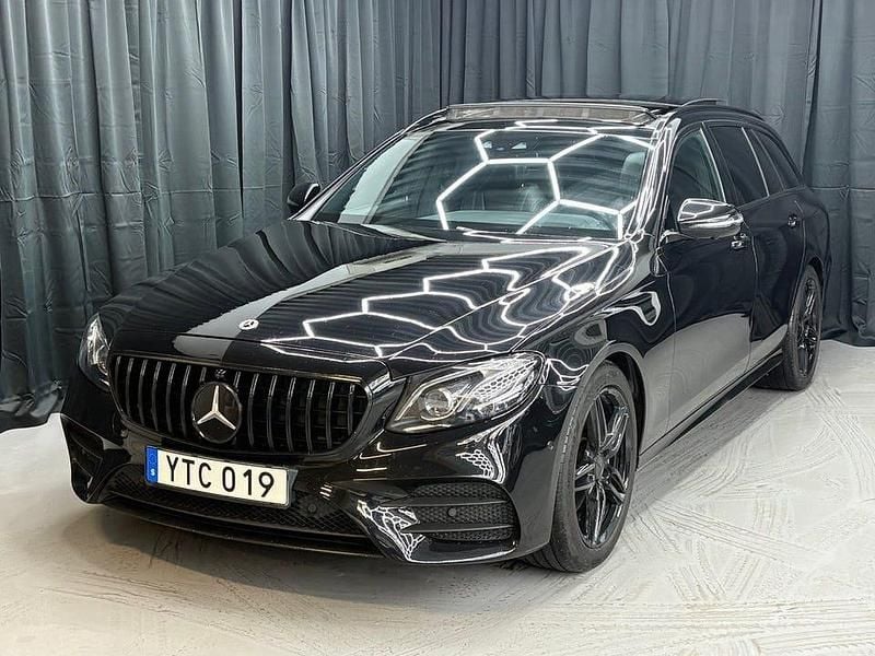 Svart Begagnad 2019 Mercedes E220 AMG line Kombi | 309 900 kr (Marknadspris) - Bild 1/4