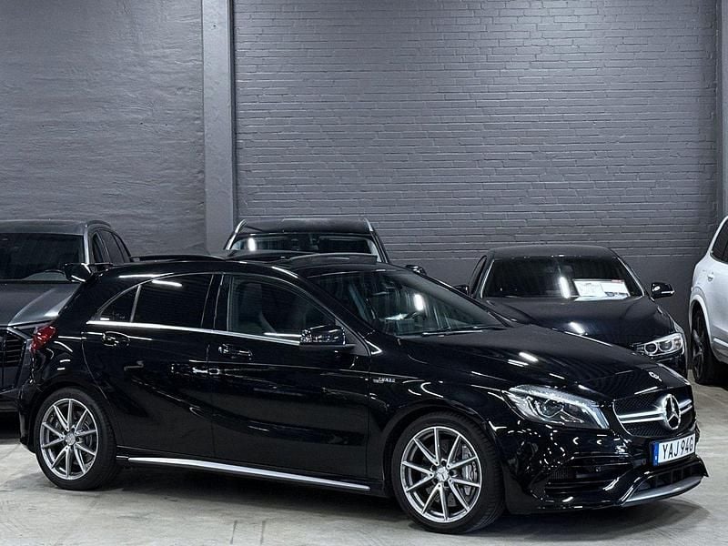 Svart Begagnad 2018 Mercedes A45 AMG AMG Halvkombi | 269 900 kr (Superpris) - Bild 1/4