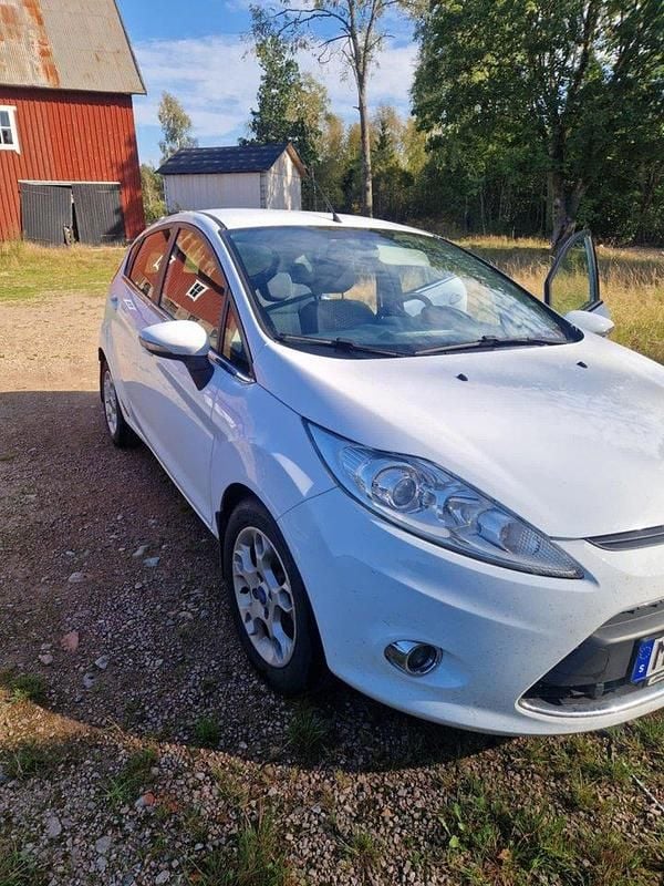 Vit Begagnad 2012 Ford Fiesta Halvkombi | 35 000 kr (Dyr) - Bild 1/4