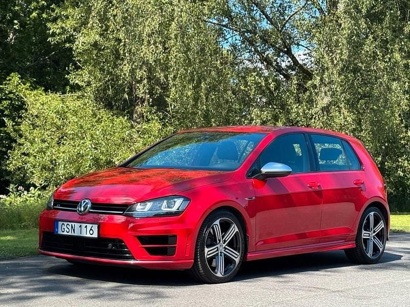 Röd Begagnad 2015 VW Golf VII R Halvkombi | 199 000 kr (Marknadspris) - Bild 1/4