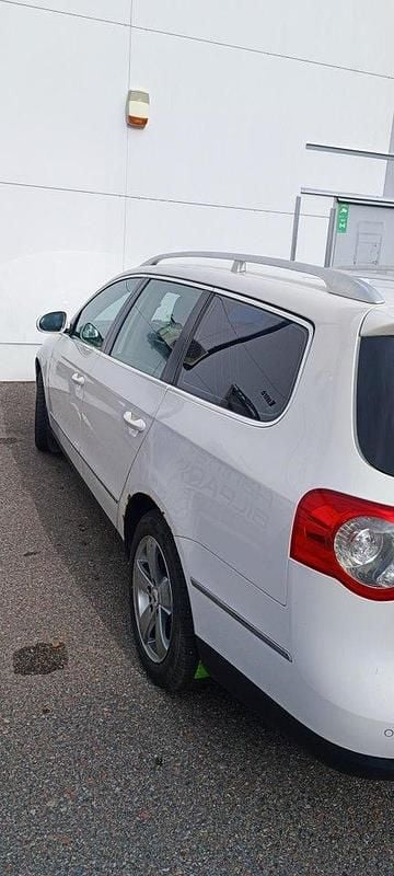 Vit Begagnad 2010 VW Passat Sportline Kombi | 49 000 kr (Marknadspris) - Bild 1/4
