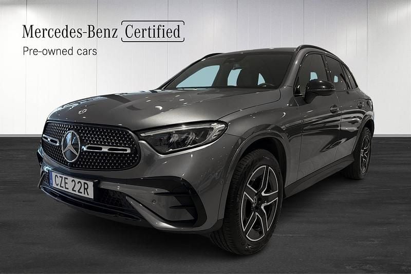 Svart Begagnad 2022 Mercedes GLC300e AMG SUV | 619 000 kr (Marknadspris) - Bild 1/4