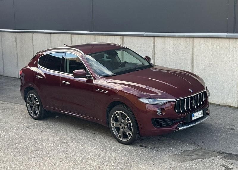 Röd Begagnad 2017 Maserati Levante SUV | 369 000 kr - Bild 1/4