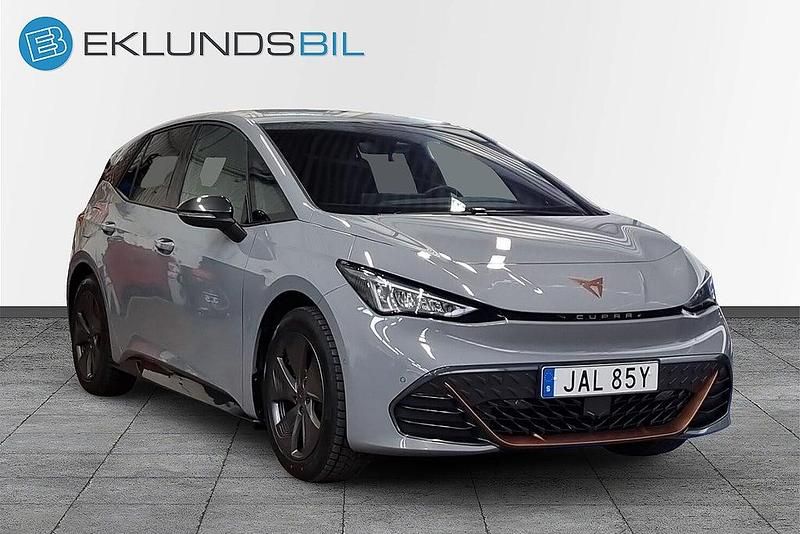 Begagnad Cupra Born 150 kW (204 HK) 2023 Ljusgrå Halvkombi
