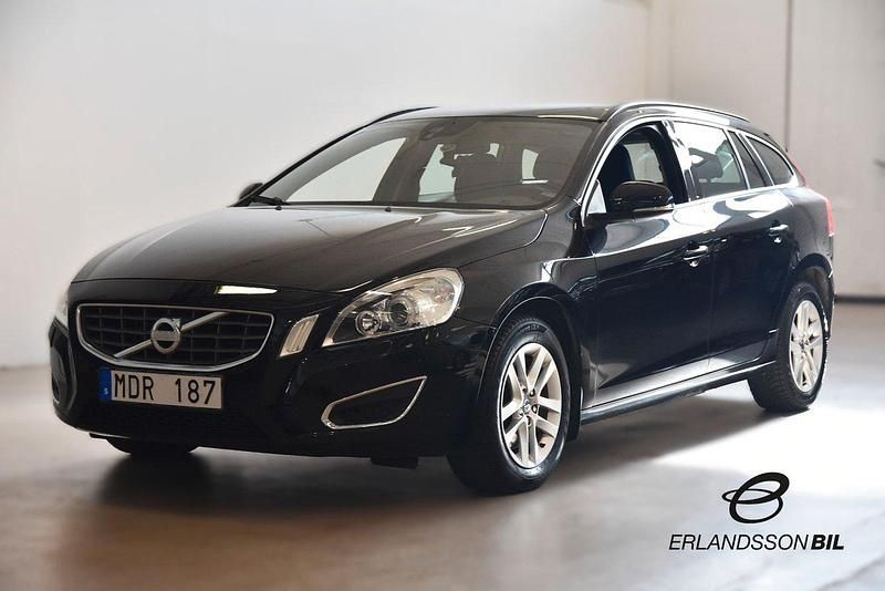 Svart Begagnad 2011 Volvo V60 Momentum Kombi | 124 900 kr (Marknadspris) - Bild 1/4