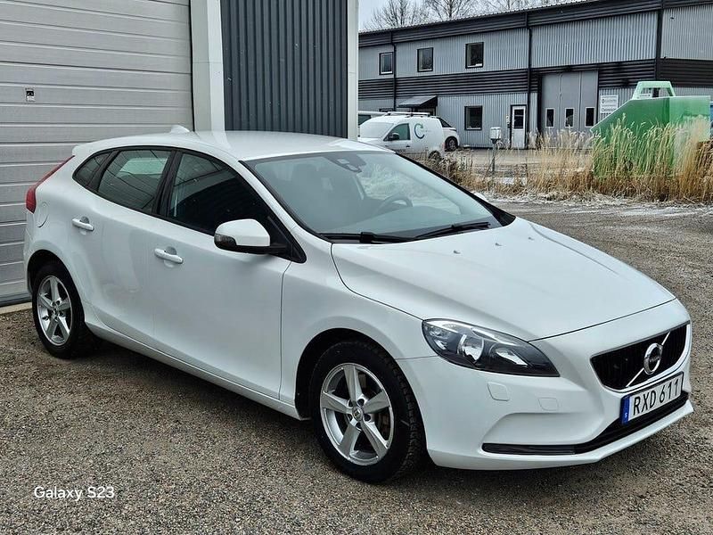 Vit Begagnad 2018 Volvo V40 Kombi | 159 000 kr (Marknadspris) - Bild 1/4