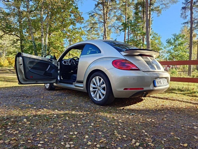 Silver Begagnad 2015 VW Beetle Halvkombi | 119 500 kr (Marknadspris) - Bild 1/4