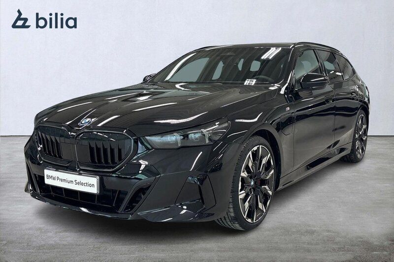 Svart (safir svart) Begagnad 2025 BMW 530e M Sport Kombi | 789 900 kr (Dyr) - Bild 1/4