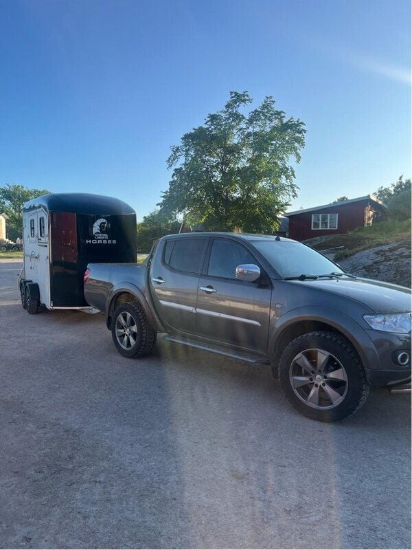 Brun Begagnad 2011 Mitsubishi L200 Pickup | 90 000 kr (Dyr) - Bild 1/4