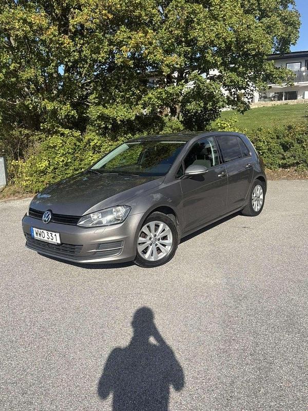 Grå Begagnad 2015 VW Golf VII Halvkombi | 74 999 kr (Lite dyr) - Bild 1/4
