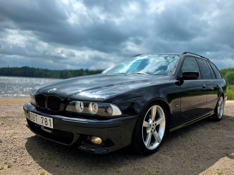 Svart Begagnad 1999 BMW 528 M Sport Kombi | 59 000 kr - Bild 1/4