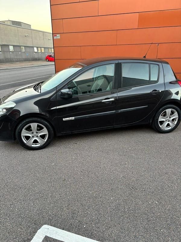 Begagnad 2011 Renault Clio R.S. Halvkombi | 29 000 kr (Marknadspris) - Bild 1/4