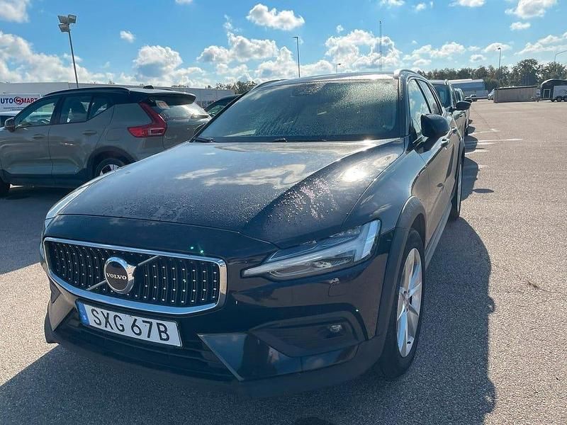 Svart Begagnad 2023 Volvo V60 CC Core Kombi | 349 000 kr (Marknadspris) - Bild 1/2
