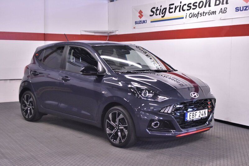 Grå Begagnad 2023 Hyundai i10 N Line Halvkombi | 178 500 kr (Marknadspris) - Bild 1/4