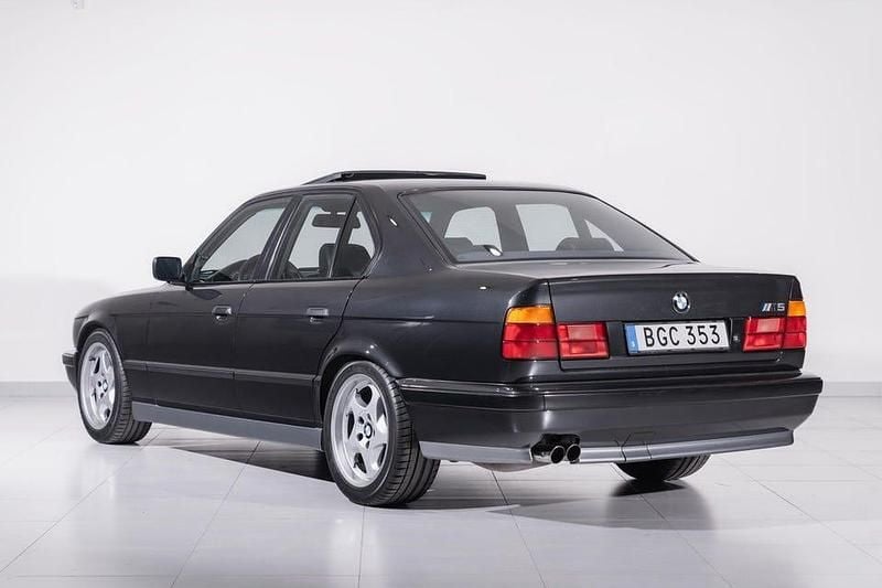 Begagnad BMW M5 340 HK (250 kW) 1994 Svart Sedan