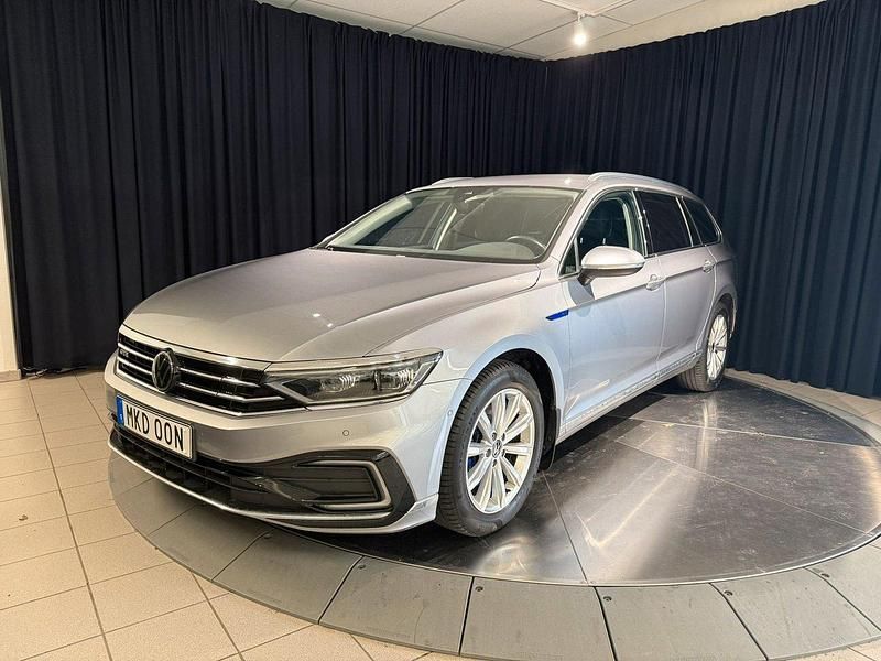 Silver (silver metallic) Begagnad 2022 VW Passat Executive Kombi | 269 000 kr (Marknadspris) - Bild 1/4