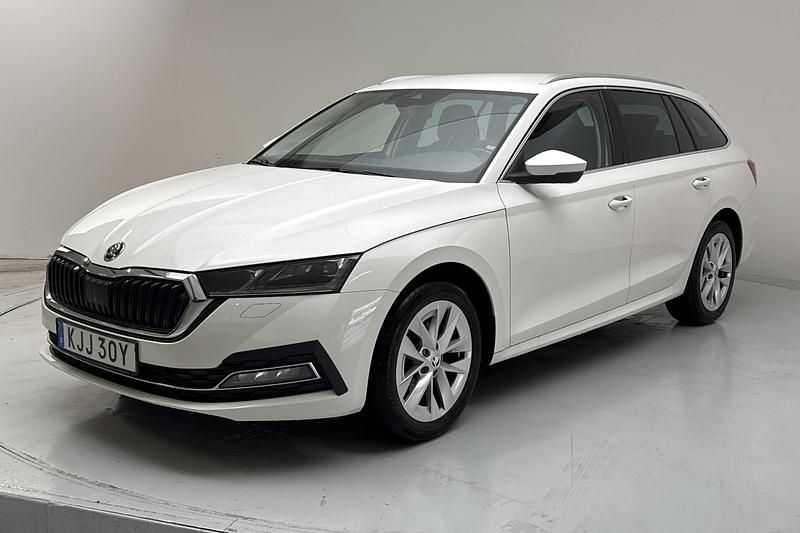 Vit Begagnad 2022 Skoda Octavia | 180 000 kr - Bild 1/4
