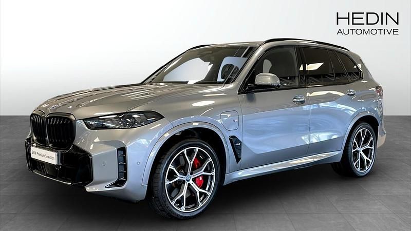 Grå (grey) Begagnad 2024 BMW X5 M Sport SUV | 938 700 kr - Bild 1/4