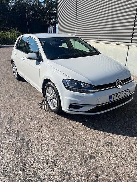 Vit Begagnad 2019 VW Golf VII Halvkombi | 132 000 kr (Superpris) - Bild 1/4