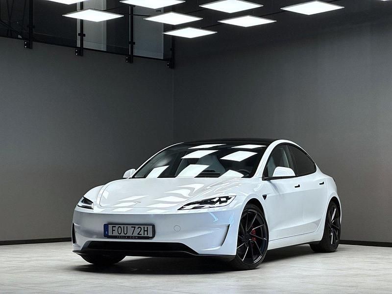 Vit Begagnad 2024 Tesla Model 3 Performance Sedan | 589 900 kr - Bild 1/3