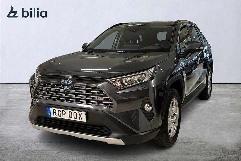 Mörkgrå Begagnad 2020 Toyota RAV4 Hybrid Active SUV | 319 900 kr (Marknadspris) - Bild 1/4