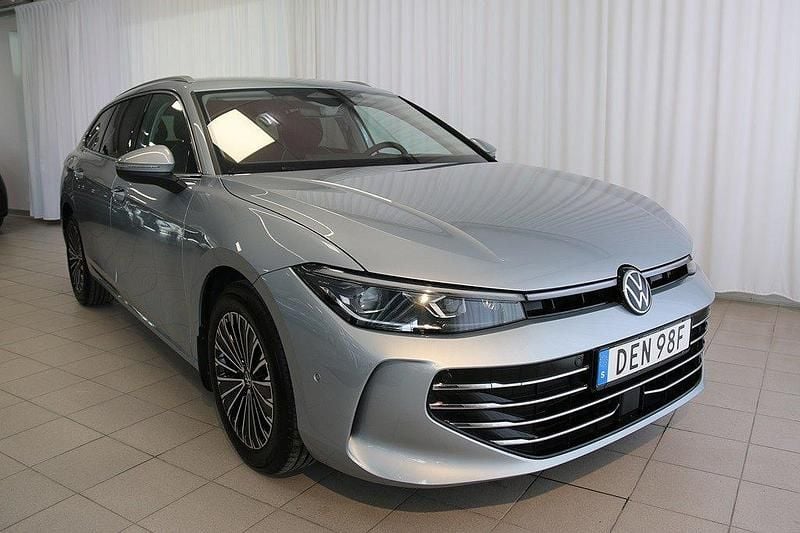 Silver Begagnad 2024 VW Passat Elegance Kombi | 349 000 kr (Marknadspris) - Bild 1/4