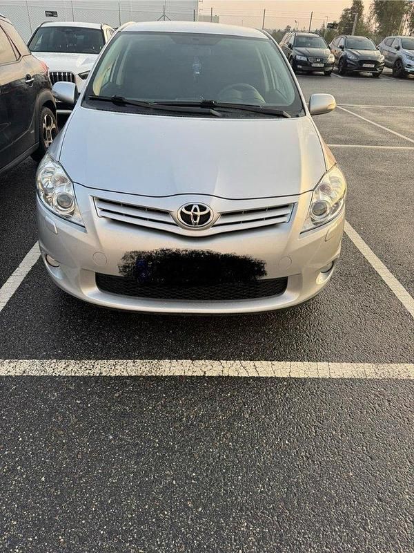 Silver Begagnad 2010 Toyota Auris Plus Halvkombi | 85 000 kr (Lite dyr) - Bild 1/4