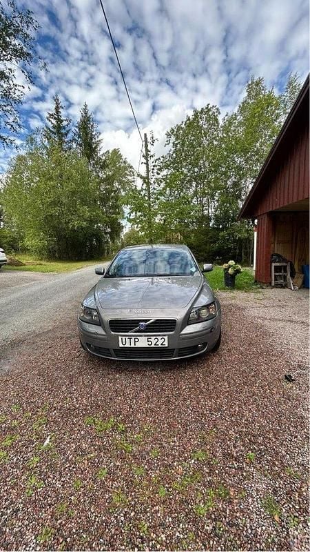 Grå Begagnad 2004 Volvo S40 Sedan | 22 000 kr (Bra pris) - Bild 1/4