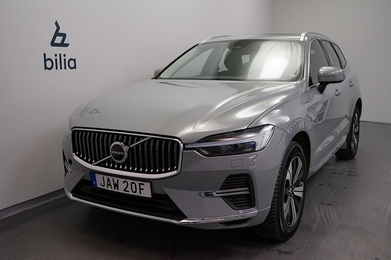 Grå Begagnad 2024 Volvo XC60 Plus SUV | 519 500 kr (Marknadspris) - Bild 1/3