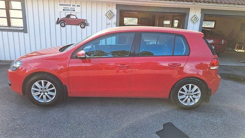 Röd Begagnad 2012 VW Golf VII Comfortline Halvkombi | 65 000 kr (Bra pris) - Bild 1/4