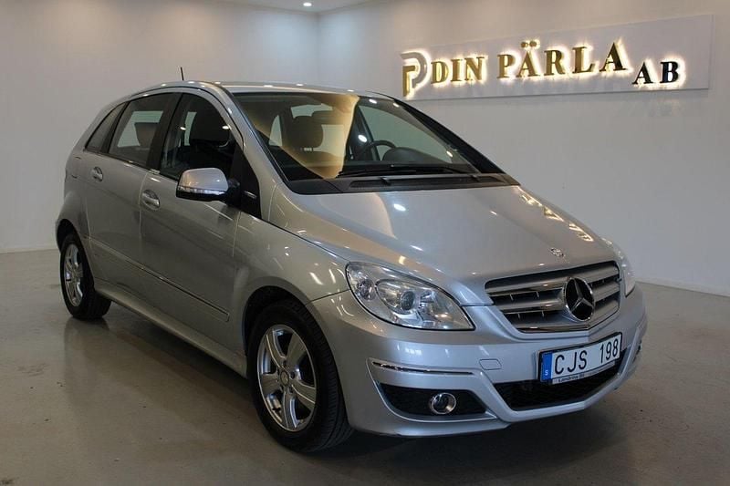 Silver Begagnad 2010 Mercedes 180 Sedan | 59 900 kr (Superpris) - Bild 1/4