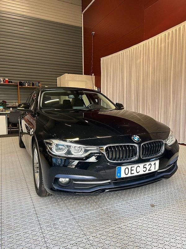 Svart Begagnad 2016 BMW 320 Sport Line Sedan | 139 900 kr (Bra pris) - Bild 1/4