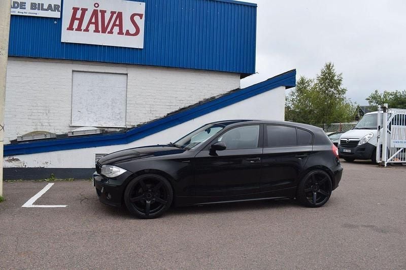Svart Begagnad 2005 BMW 116 Advantage Halvkombi | 39 500 kr (Marknadspris) - Bild 1/4