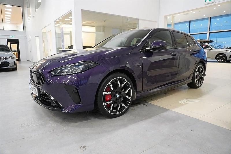 Lila Begagnad 2024 BMW 120 Comfort Edition Halvkombi | 389 800 kr (Marknadspris) - Bild 1/4