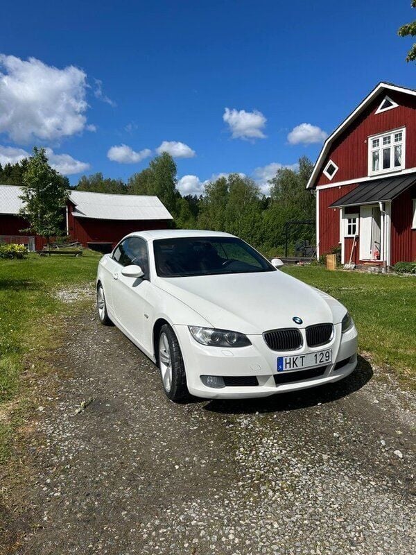 Vit Begagnad 2008 BMW 330 Cabriolet Cab | 95 000 kr - Bild 1/4